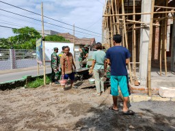 Anggota Ramil 0816/07Krembung melaksanakan Karya Bhakti di mojoruntut