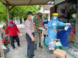 Babinsa Desa Wangkal dan tim Puskesmas melaksanakan Treacer Gabungan