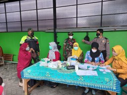 BABINSA KORAMIL 0816/09 KRIAN MELAKSANAKAN PENDAMPINGAN VAKSINASI