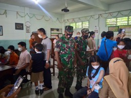 Babinsa Koramil 0816/09 Krian Pantau Percepatan Vaksin Anak Usia 6-11