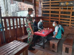 BABINSA PRASUNG MENGHIMBAU MASYARAKAT UNTUK MEMATUHI PROKES