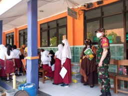Babinsa Serka Muttakim Pantau Vaksinasi Anak Usia 6 s.d. 11 Tahun