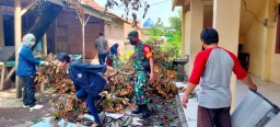 Babinsa Koramil Tulangan bantu warga Ds Grinting tebang pohon tumbang