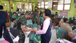 Danramil 0816/07 Krembung Hadir Dalam Kegiatan Vaksinasi Covid 19