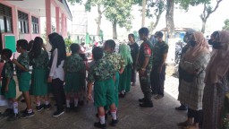 Babinsa Koramil 13 Wonoayu Pantau Vaksinasi di SD Negeri Simoketawang