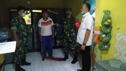 DANRAMIL WARU TINJAU RUMAH WARGA ALAMI KERUSAKAN AKIBAT ANGIN KENCANG