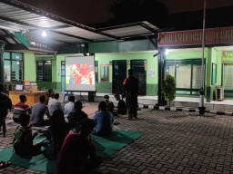 KORAMIL 03 BUDURAN ADAKAN KOMSOS KREATIF NOBAR SEPAK BOLA PIALA AFF