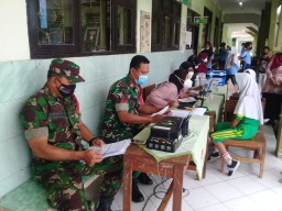 Koramil Tulangan semangati siswa-i SDN Kenongo untuk vaksin Covid-19