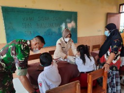 Bersama Nakes DKT Sidoarjo Babinsa Dampingi Vaksinasi Pada Anak SD