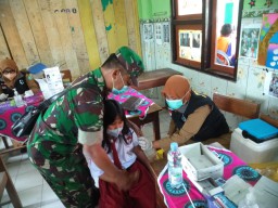 BABINSA KORAMIL 0816/01 SIDOARJO DAMPINGI PELAKSAAN VAKSINASI ANAK