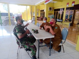 Serma Edi Babinsa Koramil 0816/05 Tulangan Komsos Dengan Kepala Desa