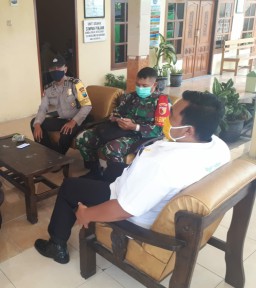 Babinsa 0816/03 Buduran Sertu Sarjono melaksanakan Komsos dengan warga