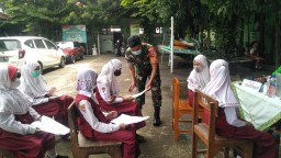 BABINSA KORAMIL 0816/16 WARU PANTAU KEGIATAN VAKSINASI SISWA SISWI SD