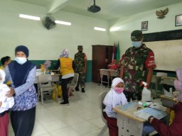 BABINSA RAMIL 01 SIDOARJO DAMPINGI VAKSINASI ANAK DI SD SABILUR ROSAD