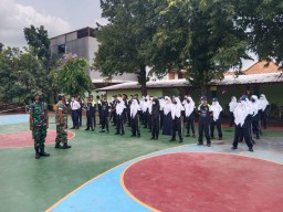 TANAMKAN DISIPLIN, BABINSA 14 TAMAN LATIH PBB PADA SISWA SMPN 1 TAMAN