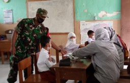 Babinsa Penatarsewu Melaksanakan Giat Pendampingan Suntik Vaksinasi