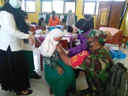 Babinsa Ramil 05/Tulangan tenangkan anak-anak yang akan divaksin