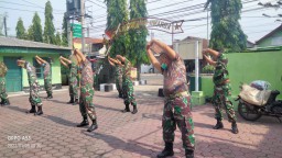 Jaga Kebugaran Tubuh, Babinsa Tulangan Senam Sehat Sebelum Bekerja