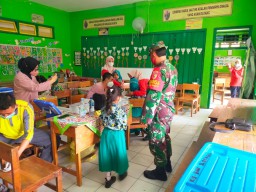 Babinsa Ramil 0816/17 Gedangan setia dampingi anak-anak untuk vaksin