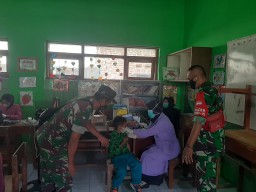 Babinsa porong ikut dampingi tenaga kesehatan pkm porong dalam vaksin