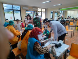 BABINSA PEPELEGI PANTAU GIAT VAKSIN DI SD SINGAPURE NATIONAL ACADEMY