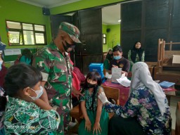 Koramil 0816/12 Prambon ikut gencarkan vaksin covid-19 untuk anak