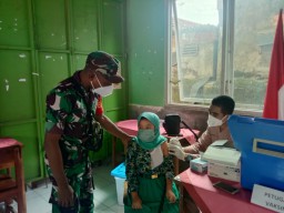 Babinsa Ramil 0816/17 Dampingi anak-anak saat lakukan Vaksin covid-19