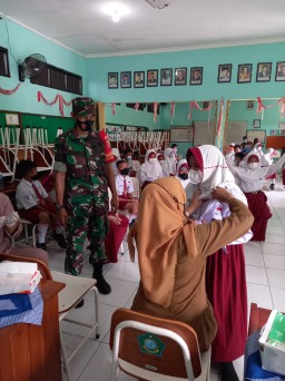 Babinsa 03 Buduran melaksanakan pendampingan Vaksin di SDN Banjar