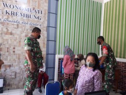 Anggota Ramil 0816/07 Krembung mendampingi Vaksin Usia 6-11 Tahun