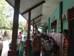 Babinsa Medalem Pantau Vaksinasi Anak Sekolah Dasar