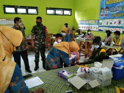 Danramil 17 Gedangan turun langsung dampingi vaksin anak usia 6-11 Thn