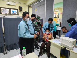 BABINSA RAMIL 0816/16 WARU PANTAU VAKSINASI DI SD AL-FALAH DARUSALAM