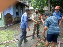 Babinsa Kenongo Bergerak Cepat Bantu Padamkan Kebakaran Rumah Warga