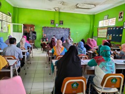Sertu Eko Prayudi Hadiri Sosialisasi Vaksin Covid 19 Di SDN Wangkal
