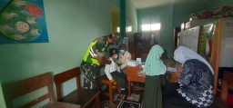 BABINSA KELURAHAN CELEP SERKA SUPARNO DAMPINGI VAKSINASI COVID-19 ANAK