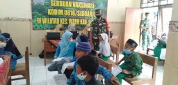 KORAMIL 0816/16 WARU GELAR SERBUAN VAKSIN SISWA/SISWI MI BANU HASYIM