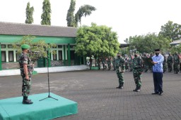 Dandim 0816/Sidoarjo pimpin upacara bendera 17-an di Makodim 0816
