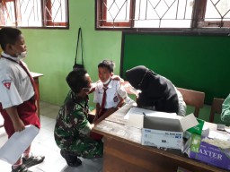 Babinsa Kedensari melaksanakan Pendampingan Vaksinasi
