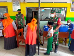 Danramil dan Babinsa Koramil Gedangan dampingi vaksin MI Baitur Rohim