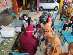 BABINSA BERBEK KORAMIL 0816/16 WARU PANTAU GIAT VAKSIN UMUR 6-11 TAHUN