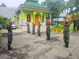 Giat rutin,Anggota Koramil 0816/16 Waru laksanakan apel dan senam pagi