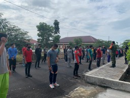 Babinsa Ramil 0816/05 Tulangan Pimpin Senam Jaga Kesehatan Masyarakat