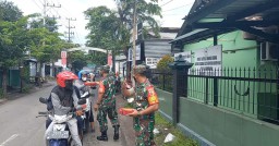 Jum'at Barokah, Anggota Koramil 0816/03 Buduran bagikan nasi kotak