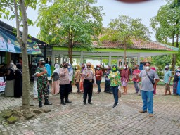 Danramil 0816/07 Hadiri Pasar Murah Minyak Goreng di Pendopo Krembung