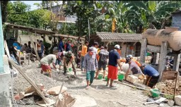 BANTU KESULITAN RAKYAT, BABINSA RAMIL 14 TAMAN IKUT BANGUN BALAI RT