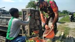 Bersama warga Babinsa Jiken laksanakan Karya Bakti di desa Binaannya
