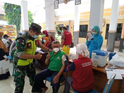 BABINSA 0816/01 KOTA SIDOARJO DAMPINGI VAKSIN BOOSTER DOSIS 3 LANSIA