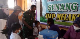 Anggota Babinsa mendampingi Vaksinasi Dosis Ke-2 di SDN Kalidawir