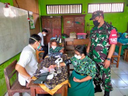 Babinsa 0816/09 Krian dampingi program vaksin di SDN 1 Watugolong