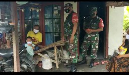 Babinsa Ramil 07Krembung pembagian masker dan minyak goreng pada warga